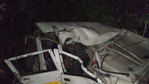 उत्तराखंड के रुद्रप्रयाग जनपद में आज सुबह आपदा-प्रबंधन एजेंसियों को एक गंभीर वाहन दुर्घटना की सूचना मिली। घटना स्थान है भीरी कस्बे के नज़दीक। वाहन में कुल आठ लोग सवार थे, जिनमें से दो लोगों की मौके पर ही मृत्यु हो गई है, जबकि तीन लोग गंभीर रूप से घायल बताए जा रहे हैं और एक अन्य भी घायल है।प्रारंभिक जानकारी के अनुसार, प्रशासनिक और राहत-प्राप्ति एजेंसियाँ तुरंत मौके पर पहुँचीं और घायल यात्रियों को नजदीकी अस्पताल में उपचार के लिए ले जाया गया। जिला आपदा प्रबंधन प्राधिकरण, रुद्रप्रयाग ने दुर्घटना की पुष्टि की है।
घटना के कारणों का अभी तक आधिकारिक विवरण नहीं मिल पाया है—क्या वाहन का नियंत्रण खो गया, पहाड़ी मिट्टी/मलबा नीचे गिरा या अन्य कोई कारण रहा, इसकी जांच जारी है। प्रशासन ने बताया है कि घायलों को प्राथमिक उपचार के बाद आवश्यक होने पर उच्च-स्तरीय चिकित्सा सुविधा के लिए रेफर किया जाएगा।
स्थानीय लोगों का कहना है कि आज सुबह मौसम और सड़क की स्थिति सामान्य थी, लेकिन दुर्घटना स्थल तक पहुँचते समय वाहन अचानक अनियंत्रित हो गया। प्रशासन ने निर्देश जारी किए हैं कि दुर्घटना-स्थल को सुरक्षित बनाया जाए, घायल यात्रियों के परिजनों को तत्काल जानकारी दी जा रही है और आगे की जांच तथा राहत-कार्य शुरू हो गया है।