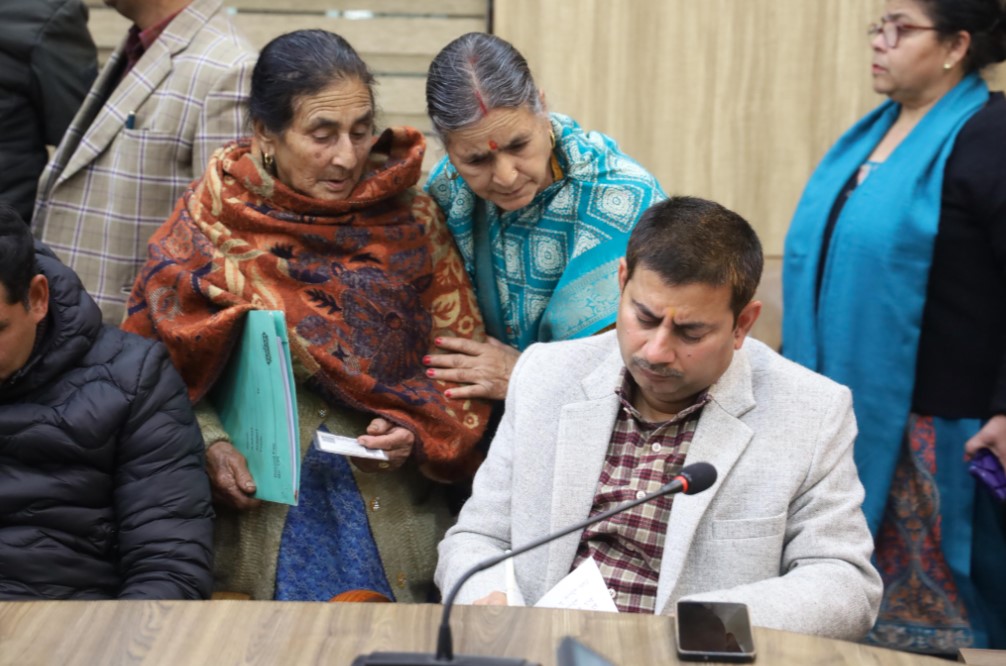 जनता दरबार में 190 शिकायतें दर्ज, कई मामलों का मौके पर समाधान