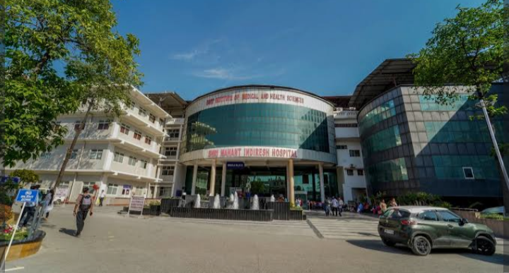 दून के श्री महंत इंद्रेश अस्पताल में डॉक्टरों की बड़ी सफलता — बिना बड़ा चीरा लगाए सीने से निकाला फुटबॉल जितना ट्यूमर