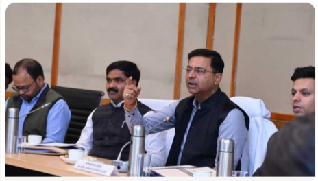 बजट खर्च में लापरवाही पर सख्ती: सचिव ने जताई नाराज़गी, ठेकेदार पर कार्रवाई के निर्देश