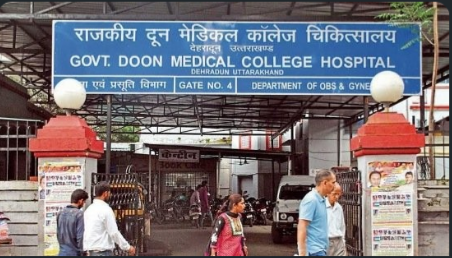 दून अस्पताल में उत्पीड़न का झटका: वार्ड आया ने सुपरवाइजर पर लगाए गंभीर आरोप