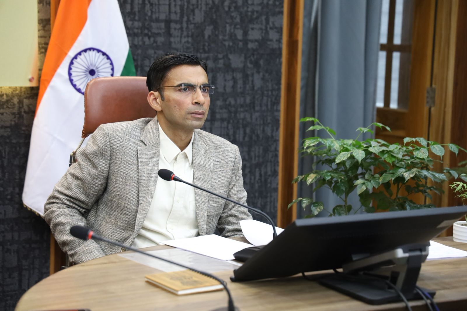 राजमार्गों पर कूड़ा फैलाने वालों पर डीएम का सख्त प्रहार: 7 दिन में सफाई नहीं तो आपराधिक मुकदमा, NHAI-वन विभाग समेत कई अधिकारी नोटिस पर