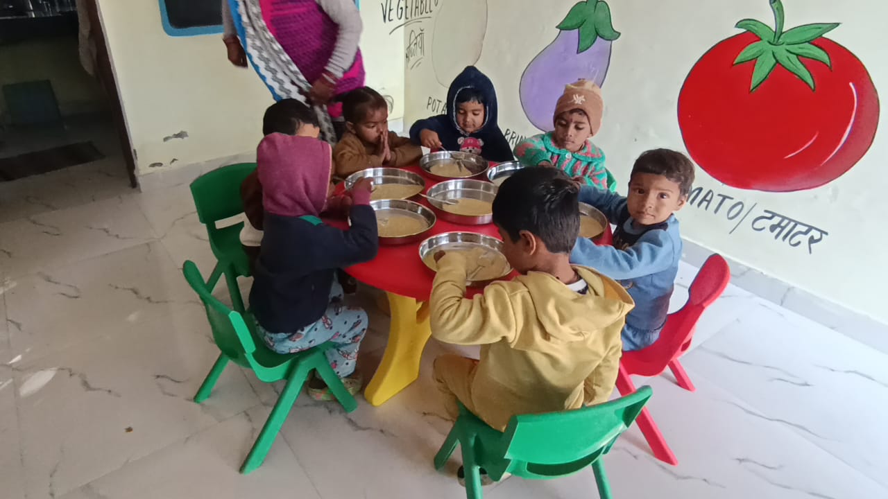 जिले के दूरस्थ तहसील क्षेत्र अटाल के अर्थिक रूप से कमजोर गरीब 300 बच्चों को मुफ्त सहायता प्रदान कर रहे एनजीओ को डीएम ने करवाई आर्थिक मदद