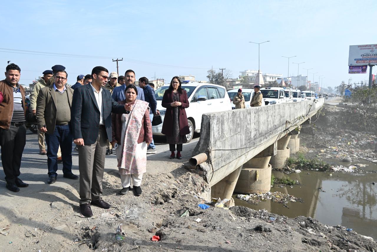 हरिद्वार बाईपास रोड आईएसबीटी के समीप सड़क किनारे टाइल्स पार्किंग विकसित करने को मौके पर ही एनएच को धन की स्वीकृति