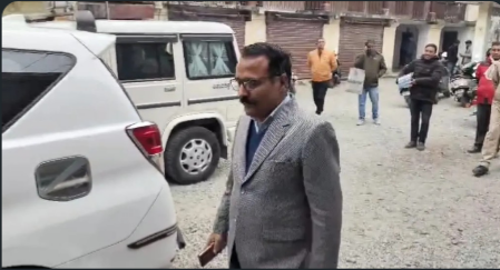 हल्द्वानी तहसील में अनियमितता उजागर, डीएम के औचक निरीक्षण में राजस्व कक्ष पर बाहरी लोगों की मौजूदगी