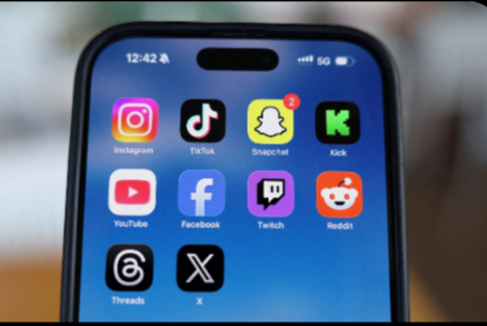 सोशल मीडिया दिग्गजों पर कानूनी शिकंजा: Meta, TikTok और YouTube पर युवाओं को ‘लत’ लगाने का आरोप, अमेरिका में ऐतिहासिक ट्रायल शुरू