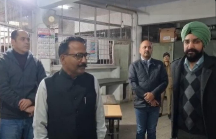 डीएम के औचक निरीक्षण से हड़कंप, हल्द्वानी आरटीओ में दलाल गायब, व्यवस्थाओं की खुली पोल