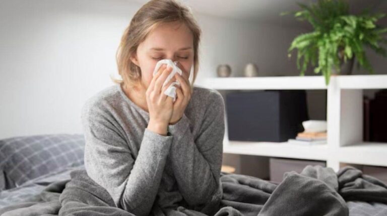 मौसम बदलते ही क्यों बढ़ जाते हैं सर्दी-जुकाम के मामले? जानिए इसके कारण और बचाव के उपाय