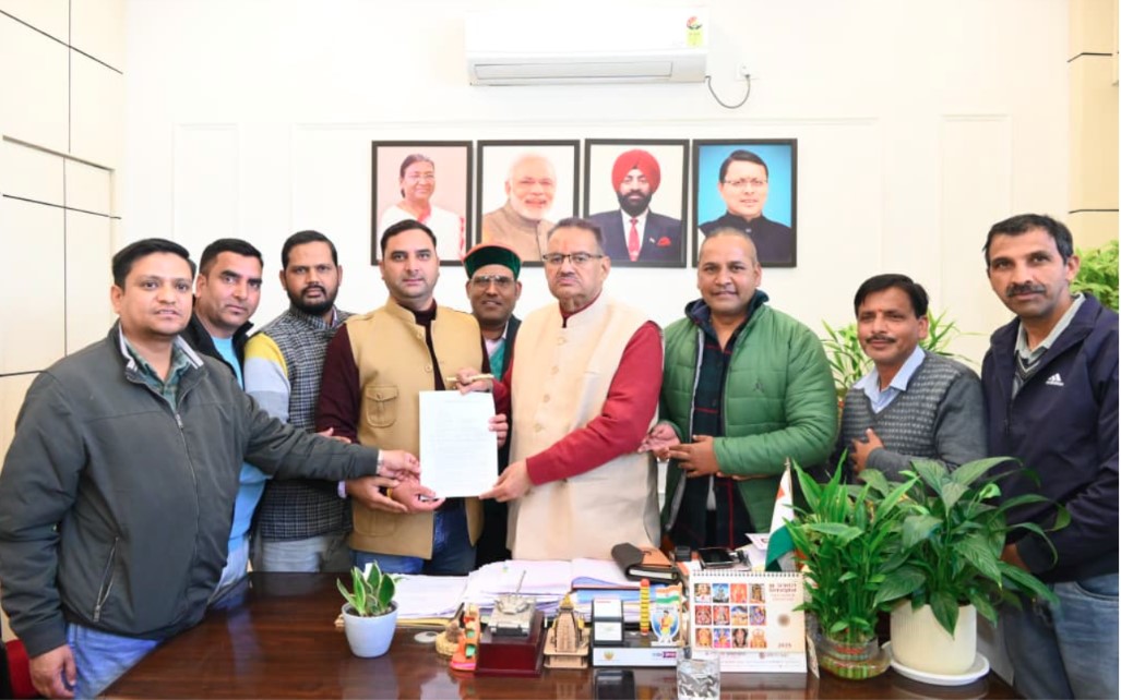 सैनिक कल्याण मंत्री गणेश जोशी से उपनल कर्मचारी महासंघ के पदाधिकारियों ने की भेंट